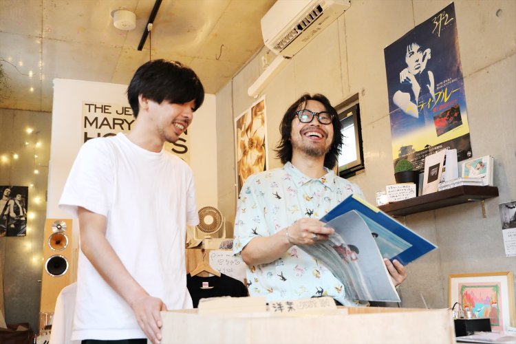 『カレーの店・八月』と同ビルの3階にある中古レコード店『PINKMOON RECORDS』。レコードには曽我部さん手書きのポップが。