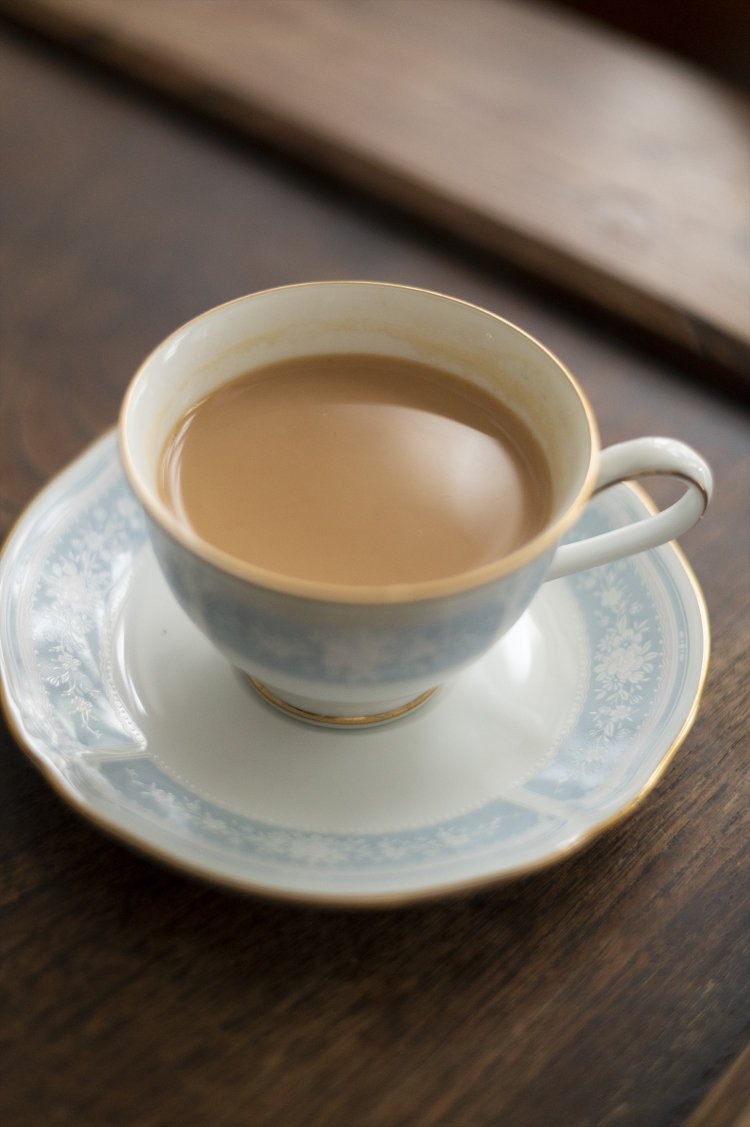 【現地の一品】全脂粉乳を溶くスリランカ式ミルク紅茶500円。