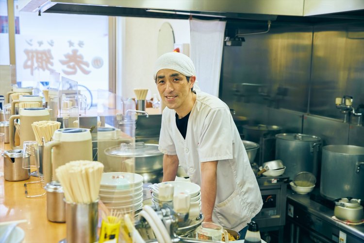 三代目店主・岩間和治さんの生一本な仕事ぶりは、磨き上げられた厨房からも感じられる。