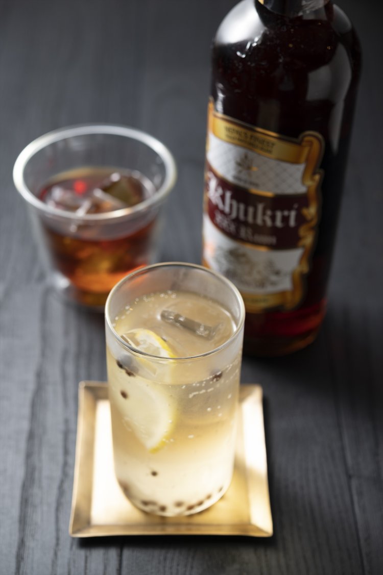 【現地の一品】ネパール山椒を漬けたスパイスジン、ネパール産ダークラム各660円。