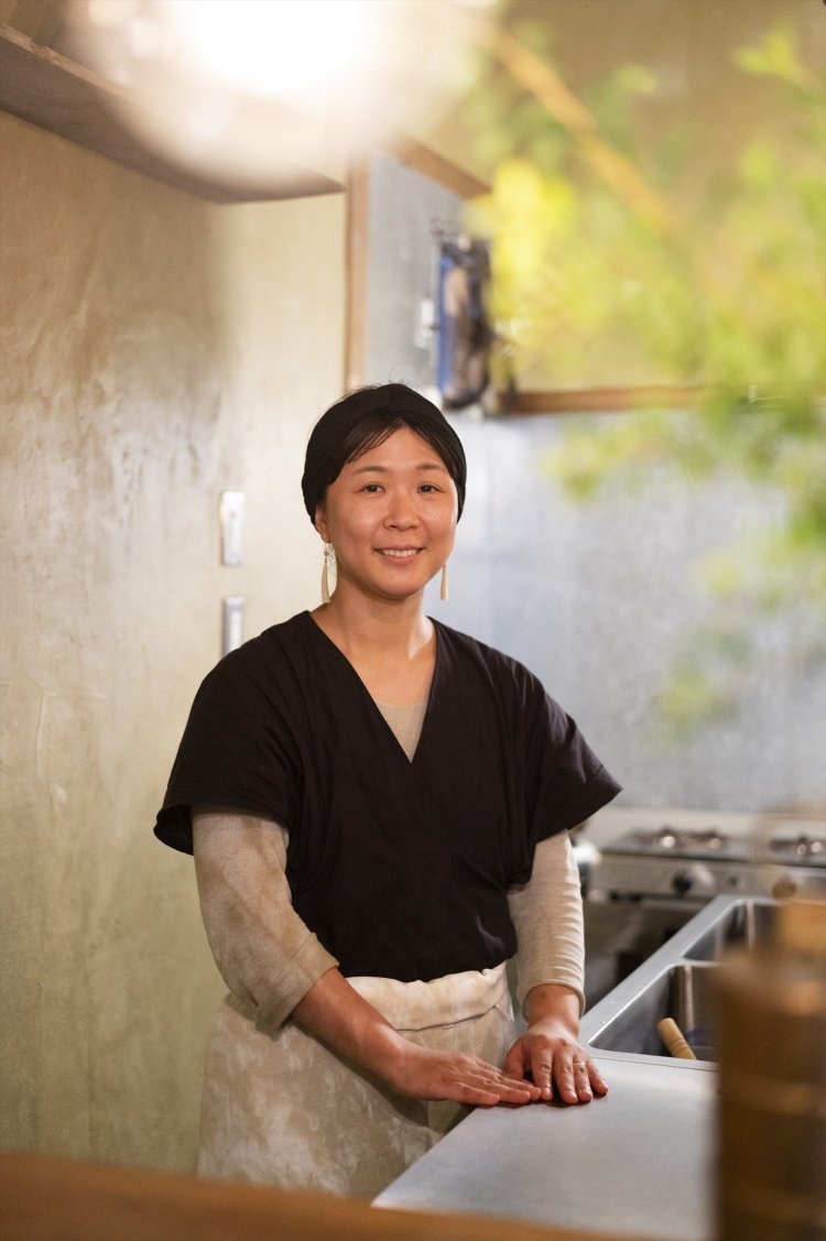 2020年5月に店を開いた、山崎さん。店は現地の食堂をイメージ。カウンター 6席のみ。