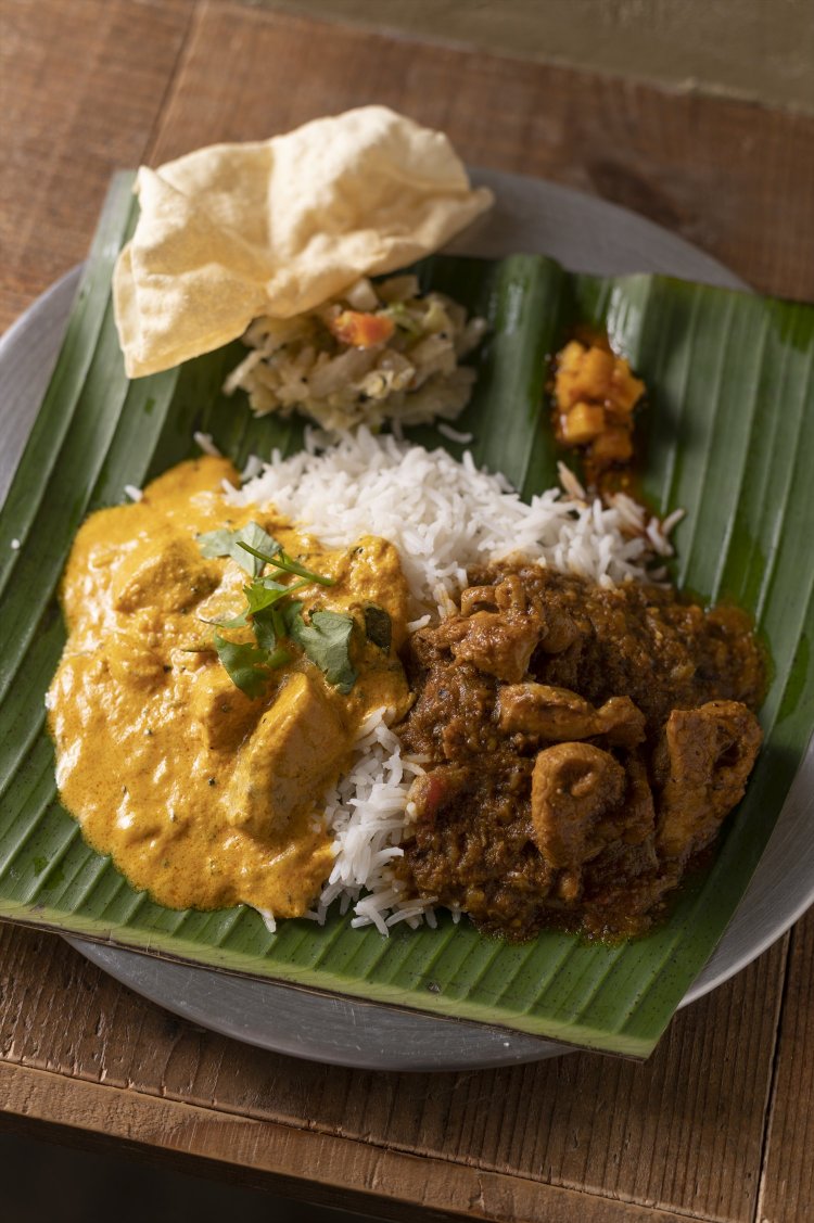 カレー 2種1100円。毎日3種のカレーを用意。