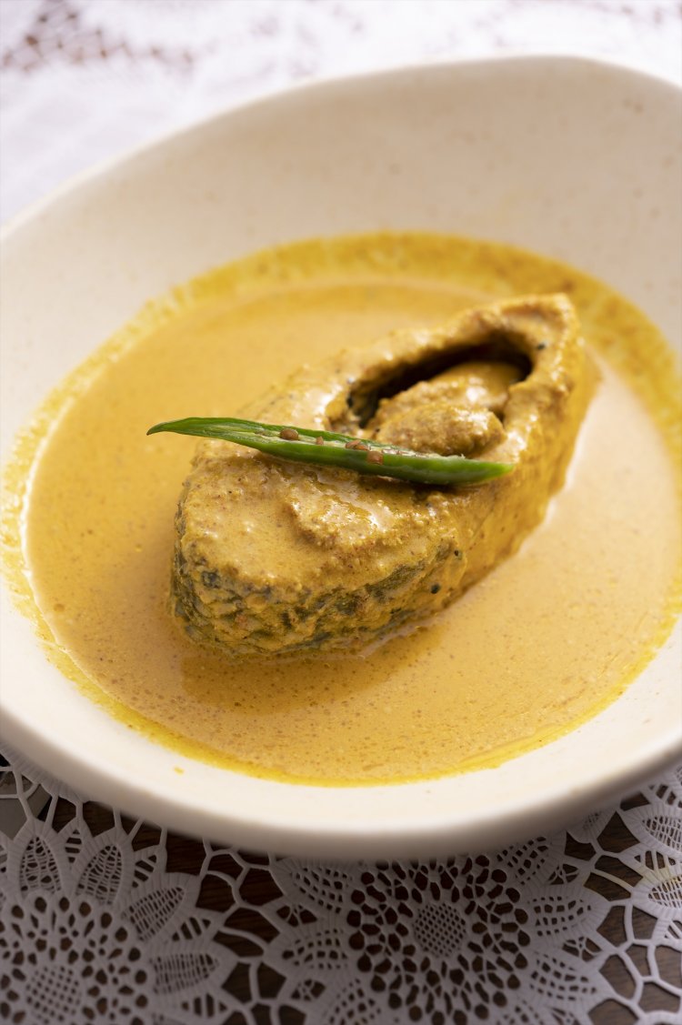 【現地の一品】ニシン科の「魚の女王」イリシュのマスタードカレー 2000円。