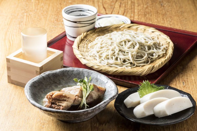 自家製粉の石臼挽手打ちそば825円。この日は北海道産だった。アテは豚の角煮605円、鈴廣蒲鉾の板わさ715円。