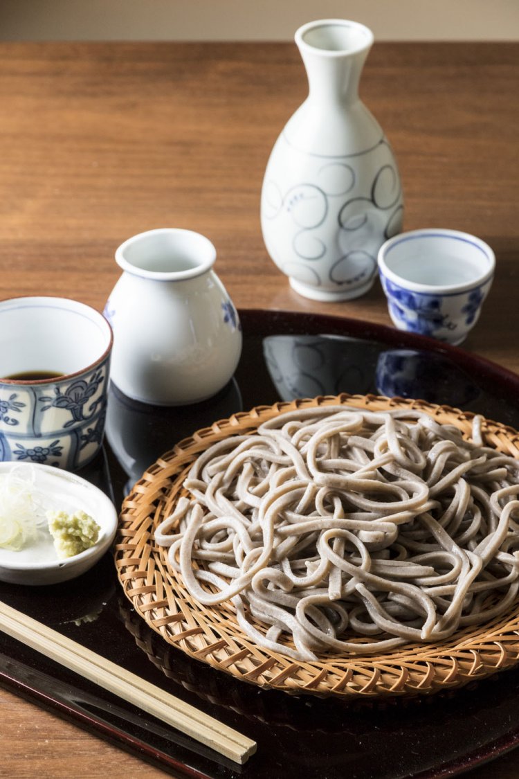 太打ちの田舎そば1000円は食べごたえあり。燗酒はさっぱりとした山形の｢麓井｣本醸造。