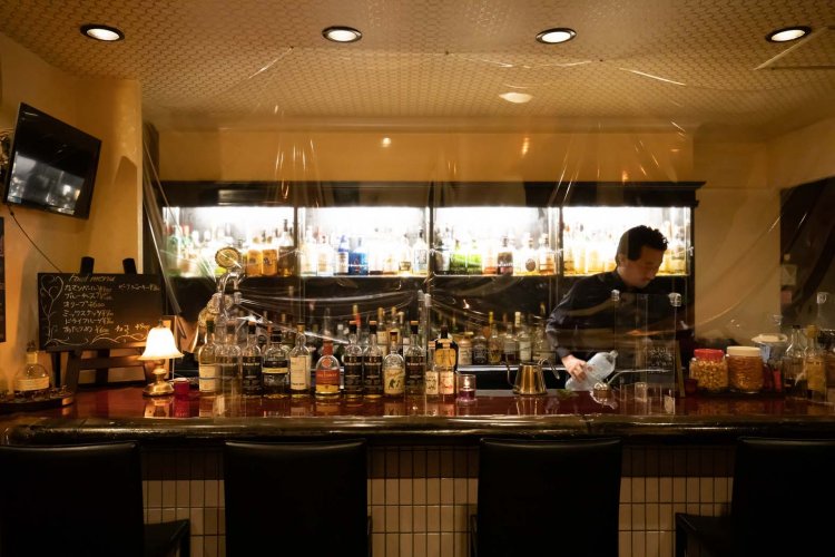 カウンターは現在コロナ対策のビニールがかかっている。