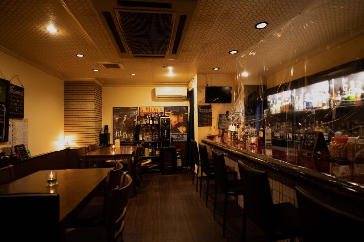 右手にカウンター6席、左にテーブル2卓8席の14席。