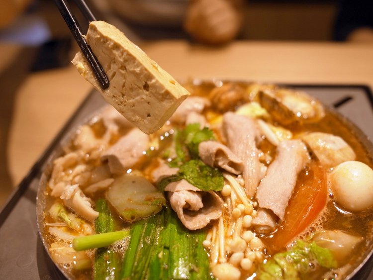 ハウススペシャル鍋1628円。知る人ぞ知る「臭豆腐（チョウドウフー）」も。