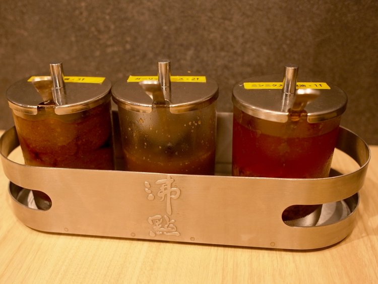 鍋と一緒に供される調味料。