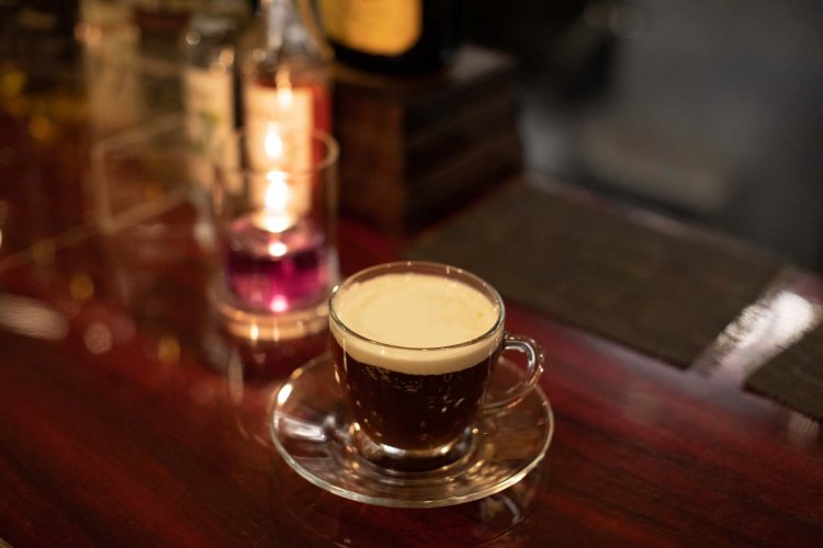 温かいコーヒーカクテル、アイリッシュコーヒー1100円。