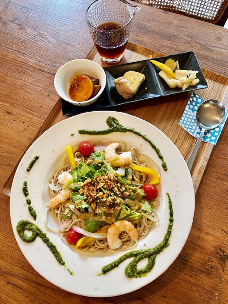 海老バジルそば980円（ランチセットは1080円）。