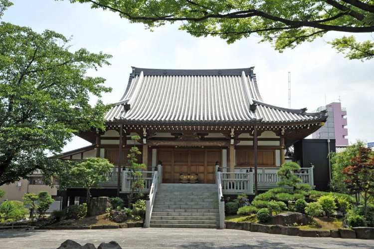 2011年に「金剛組」という日本最古の宮大工集団によって建設された本堂。