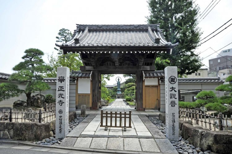 山門の先に寺のシンボルになっている岩淵世継大観音が見える。
