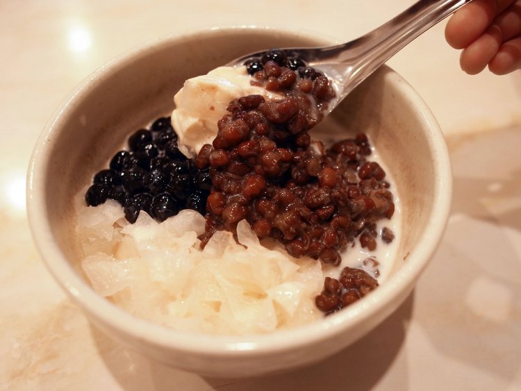 こちらには、小粒のタピオカ、小豆、白きくらげをトッピング。