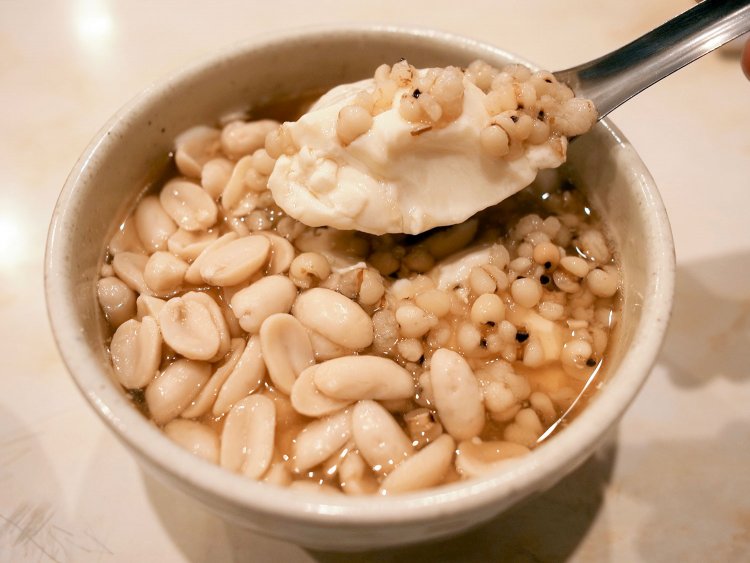 きび砂糖シロップにハトムギ、ピーナツ、さつまいもとさといもの2色団子をトッピングしたもの。