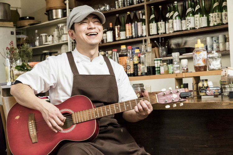 即興でギター演奏も始めてしまう店主の岩崎さん。