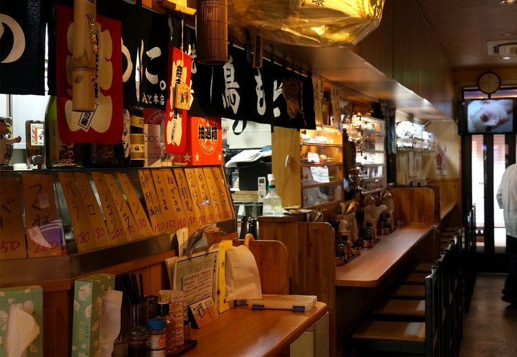 のれんに染め抜かれた「昭和27年創業」の文字が誇らしげ。 