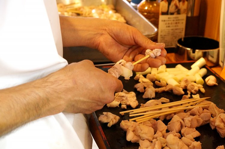 手間を惜しまず、新鮮な素材を毎日串打ちする。