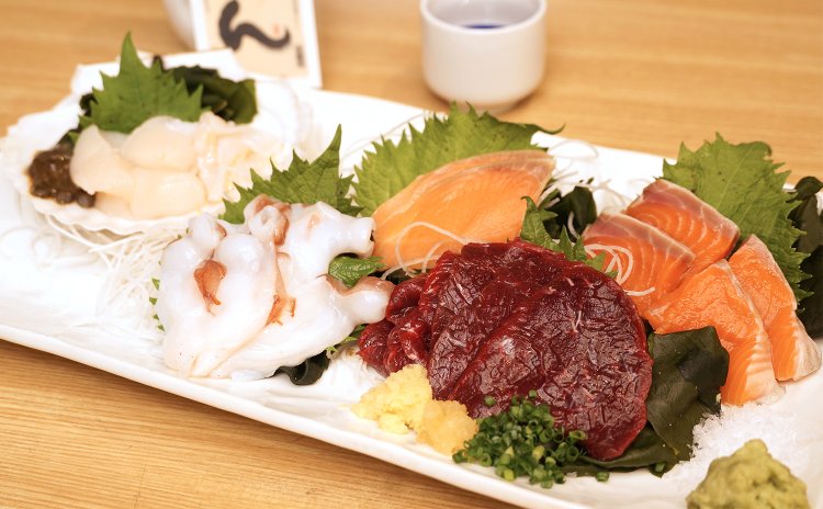 左から、殻付帆立、生たこ、鮭児、くじら、マスの介。盛り合わせで●●●●円（時価）。