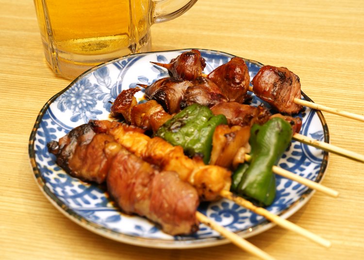 焼き鳥のタレ盛り合わせ600円。左から、ハツ、ひな、皮とピーマン、レバー、砂肝。