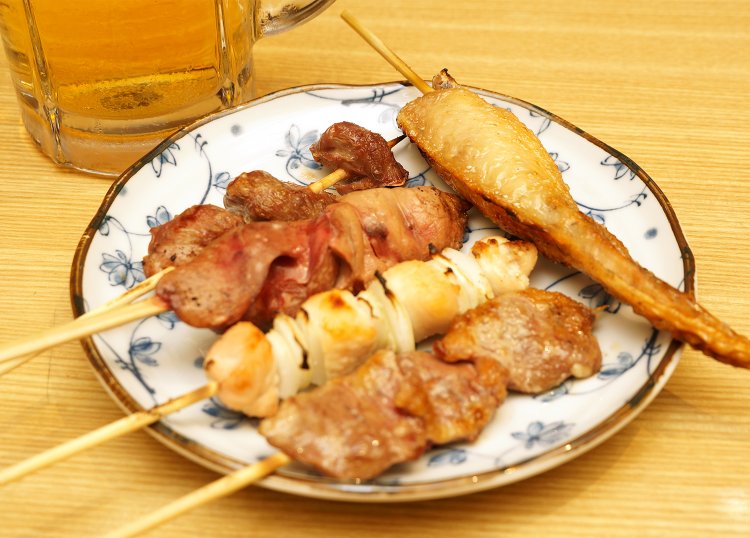 焼鳥の塩盛り合わせ700円。左から、砂肝、レバー、とりま、ハツ、手羽先。