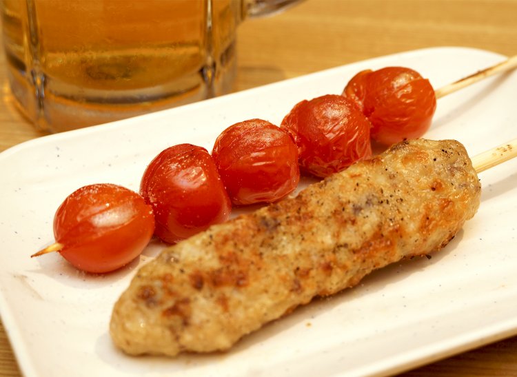 下が牛タン入りつくね250円。上はトマト串200円。