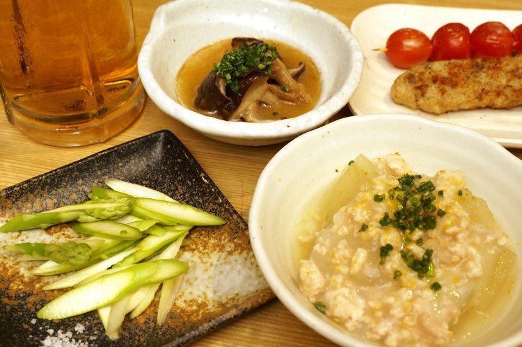 左から、厚沢部（あっさぶ）産生アスパラ刺500円（8月まで）、肉厚しいたけバターソテー500円、冷製冬瓜そぼろあん400円。