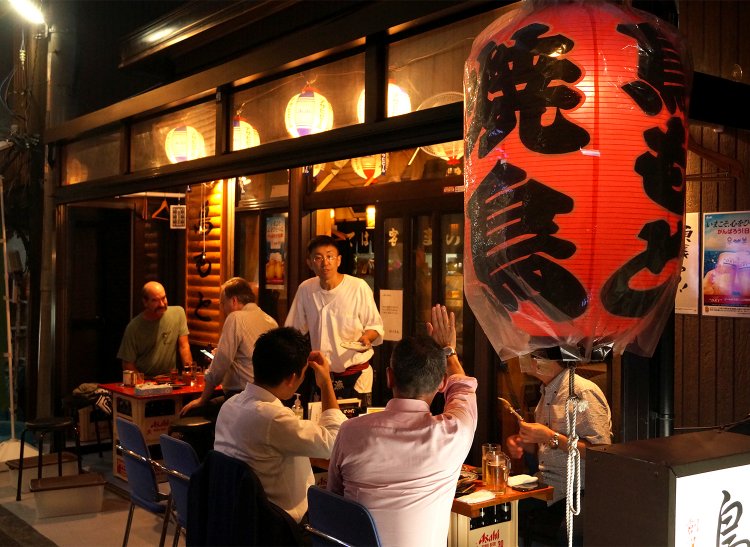 外のオープンテラスも常ににぎわっている。