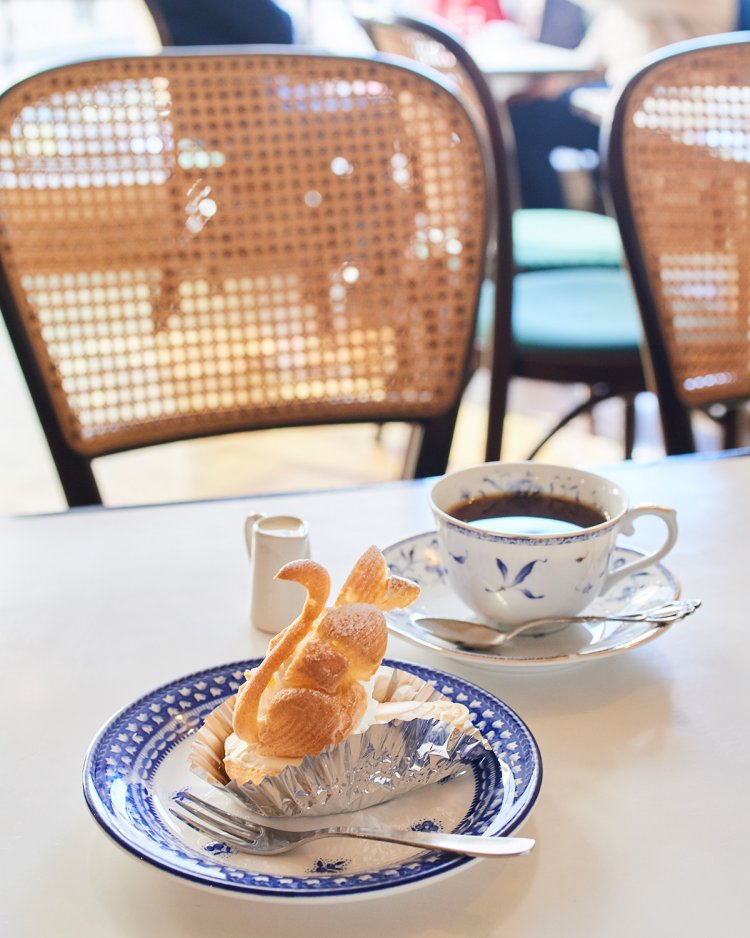 白鳥姿のシュークリームセット660円。生クリームとカスタードは羽ですくって食べて。その他のケーキセットは680円。
