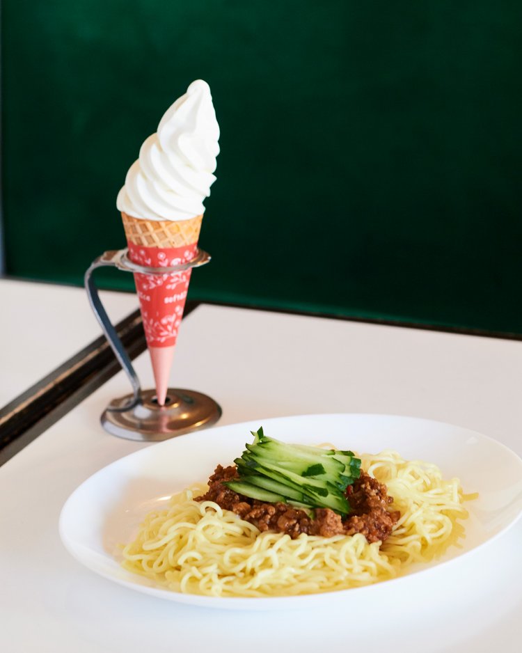 ジャージャーめん600円は+200円でドリンクかミニソフト付き。