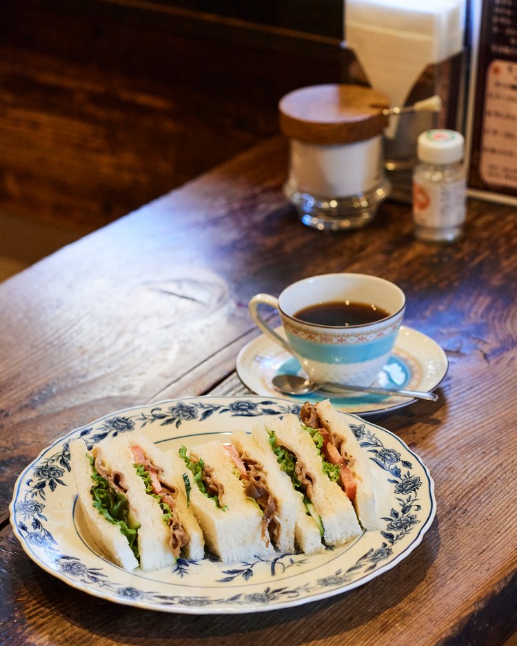 生姜焼きサンド700円。+200円でコーヒー付きに。