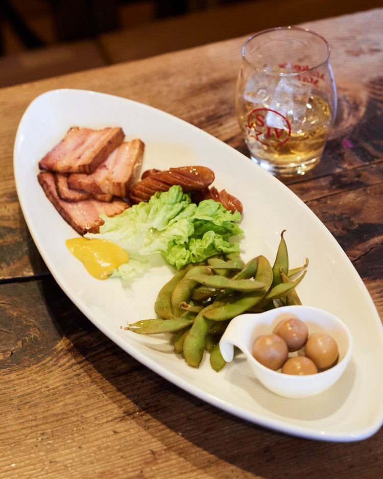 夜に供される薫製の盛り合わせ(大)1200円とウイスキー500円~。ジャズライブも月2、3回催される。演者募集中だ。