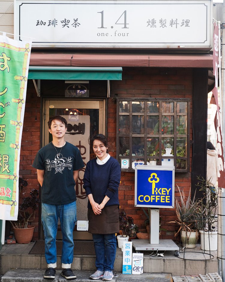 広美さんが喫茶を終えた後、息子の喜仁さんが薫製料理を出す。