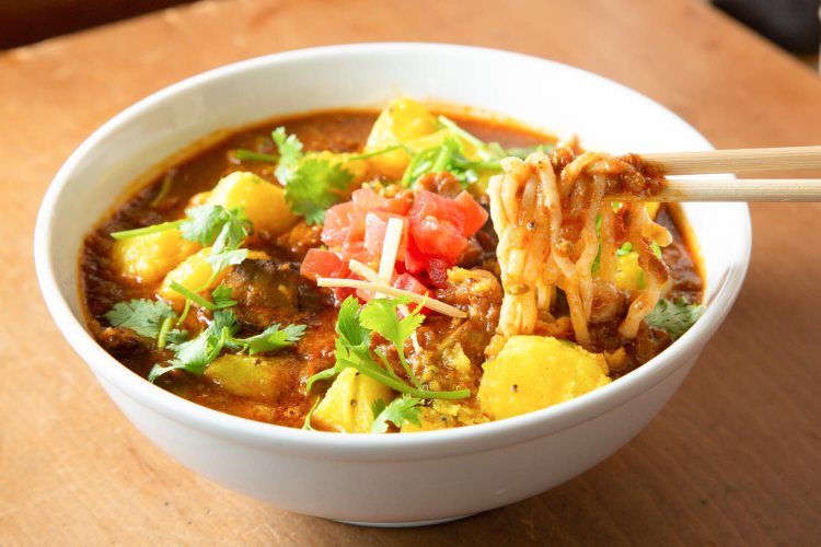 マグロの赤身が具に入るマグロマサラカリーラーメン1020円。