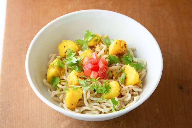 マグロのフィッシュヘッドカリーつけ麺1020円。極太の縮れ麺。