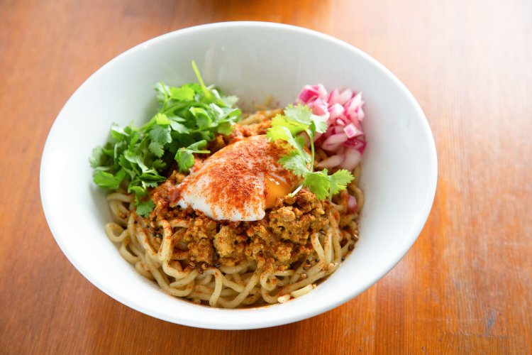 きーまぜそば990円+パクチー110円。太い手もみの中華麺。