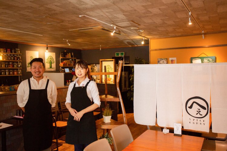 店主の植木さんと紀枝さんで営む。「通常のスパイスカレーもぜひ！」。