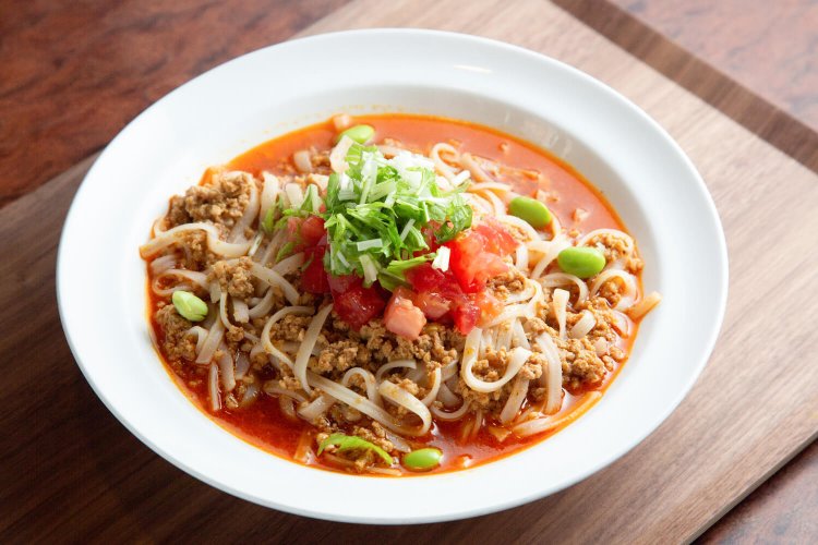 もちもちフォーのチキンめん950円。トマトの酸味や水菜が爽やかさをプラス。