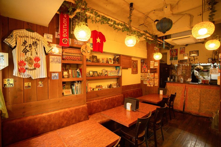 阪神のユニフォームや漫画などカオスな店内。