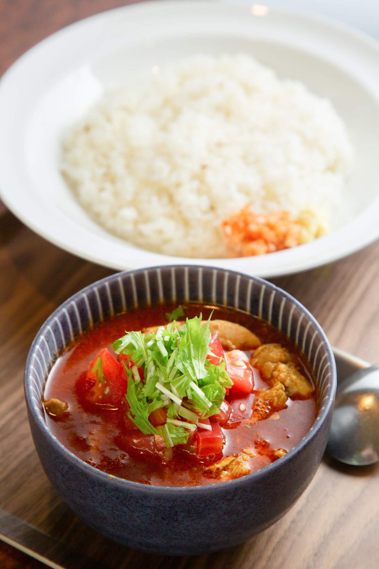 辛味の強いサラサラスープが特徴のチキンカレー950円。