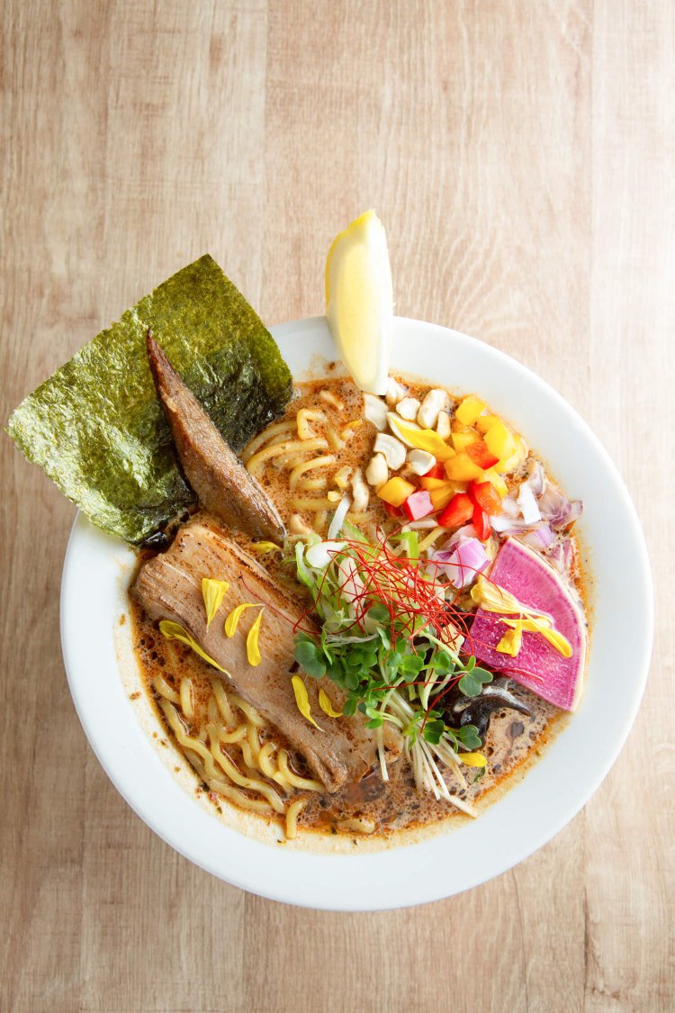 麺は２～３㎜の中太。炙ったチャーシューもうまいスパイスラーメン980円。