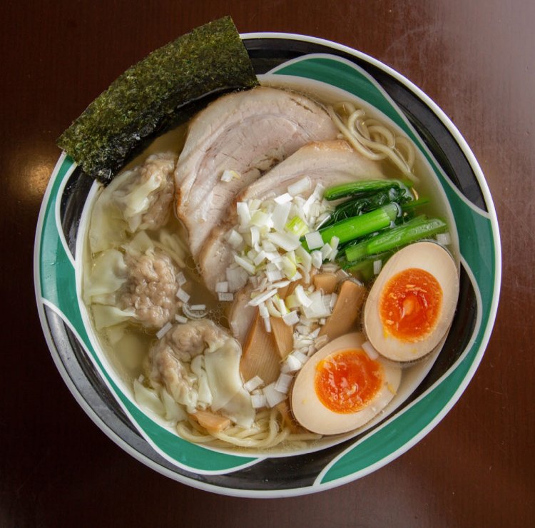 極(きわみ)N麺(塩)。自家製チャーシューやワンタンでボリュームたっぷり。