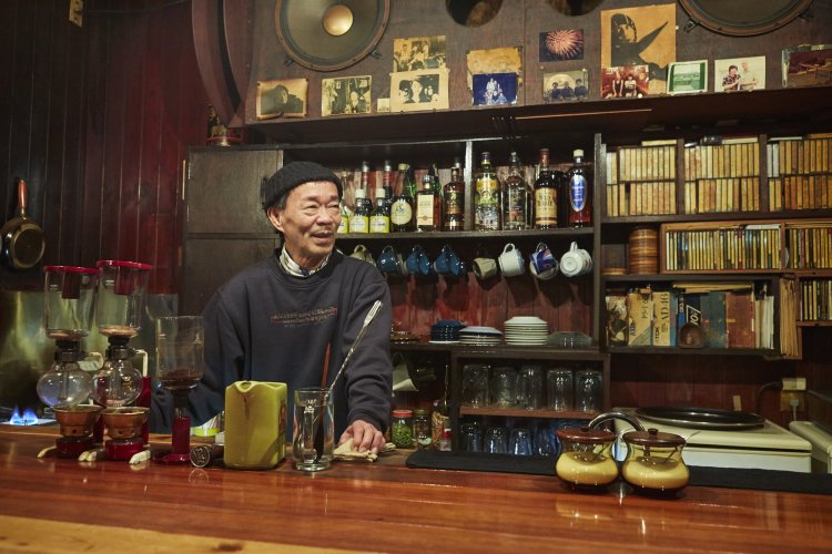 『鈴』はジャズ喫茶ながら、ジャンルにとらわれない選曲が魅力。