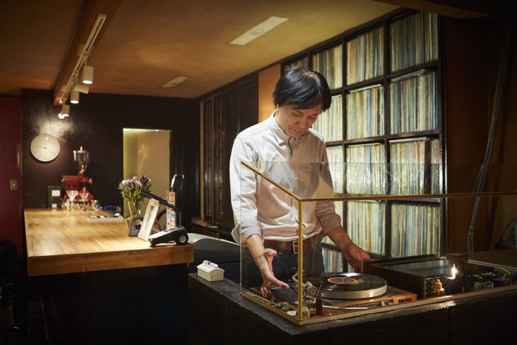 震災で食器や照明は全損したが、レコードとオーディオは奇跡的に助かったという『タウンホール』の金野克人さん。