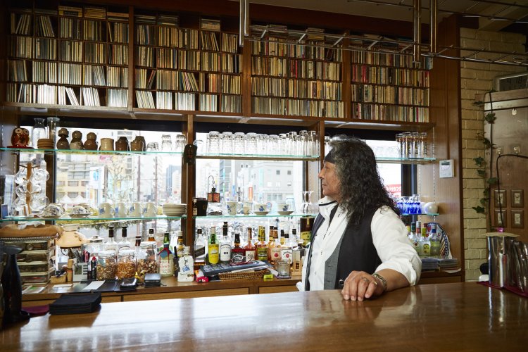 2016年から三代目マスターとして『イーゼル』を継いだ百合永さん。本業はPA、ベーシストでもある。