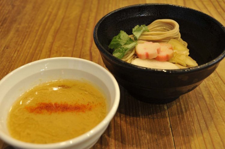 銀だら西京味噌つけ麺。麺の上には薬味のほかに麩がのり、見た目も美しい。 