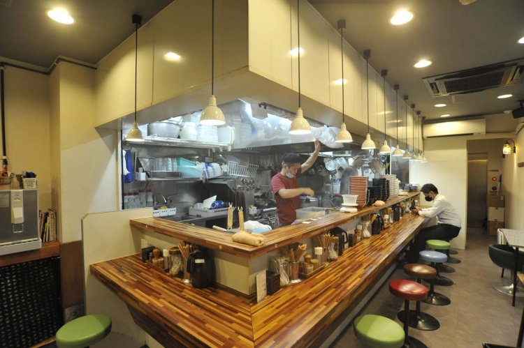 ラーメン屋とは思えないほど、おしゃれできれいな店内だ。