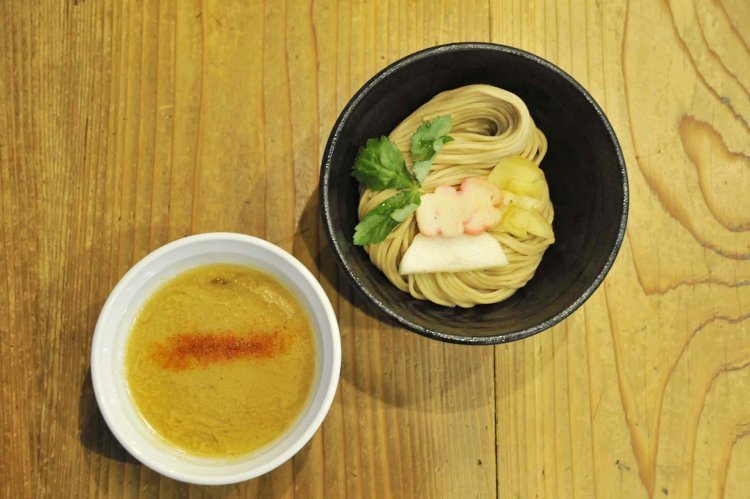 銀だら西京味噌つけ麺。麺の上には薬味のほかに麩がのり、見た目も美しい。