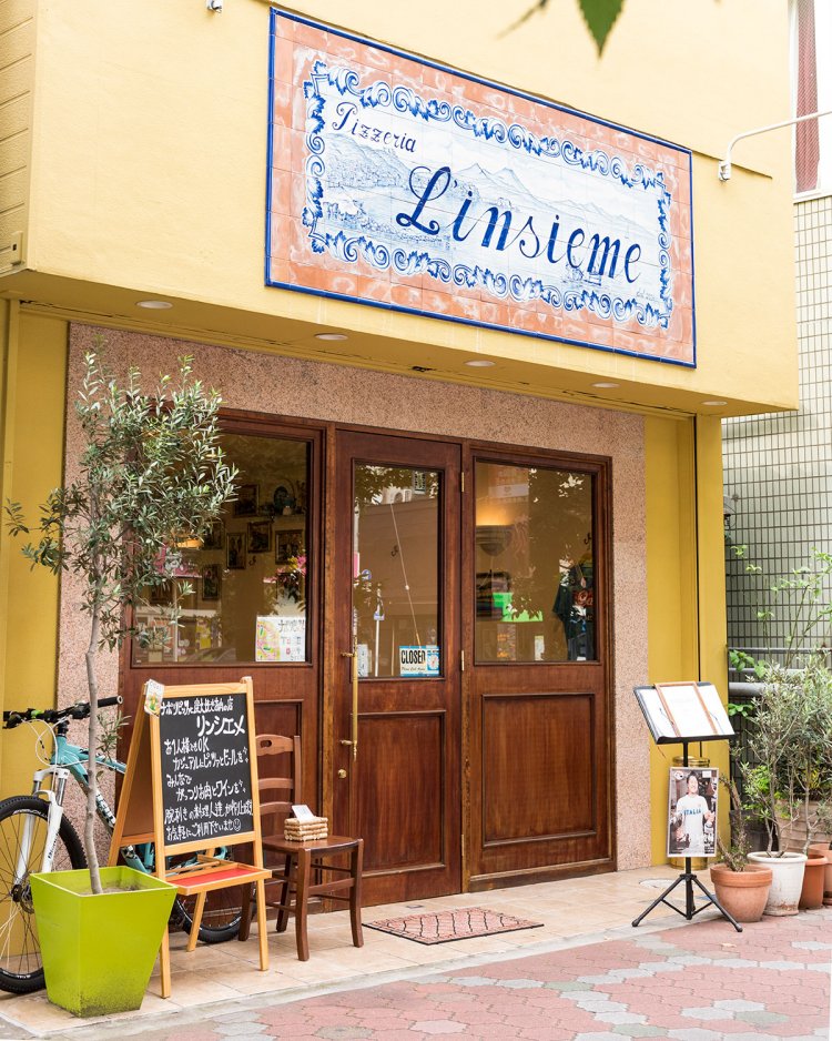 広い間口の入り口。