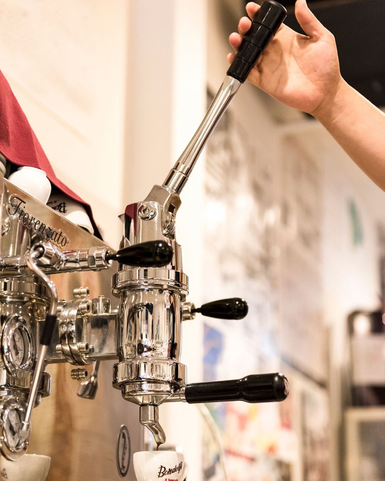 ナポリ式エスプレッソマシンは「扱いが難しい分、おいしく淹れられるんです」と、松丸さん。